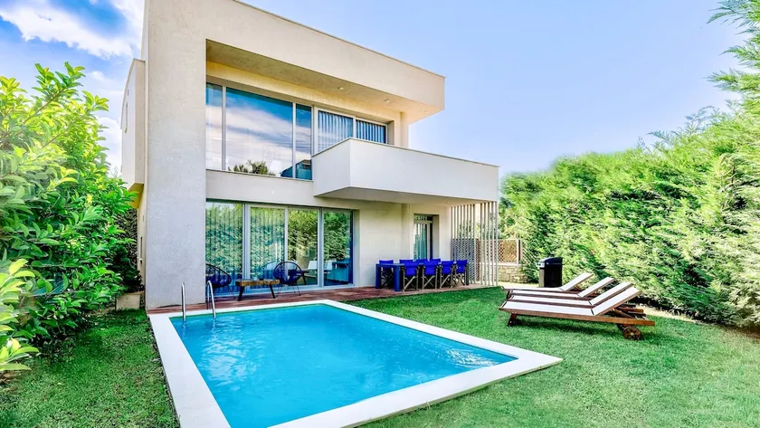 Villa SunBlue • Pool • Seaside • Walk to Beach - Image 1