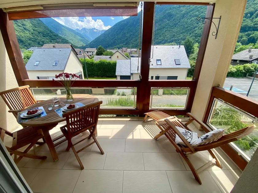 Beautiful modern 3 bedroom, bright, large south-facing balcony - Image 1