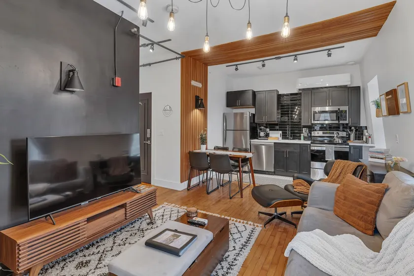 **Bright, Clean and Stylish. Minutes to Downtown** - Image 1