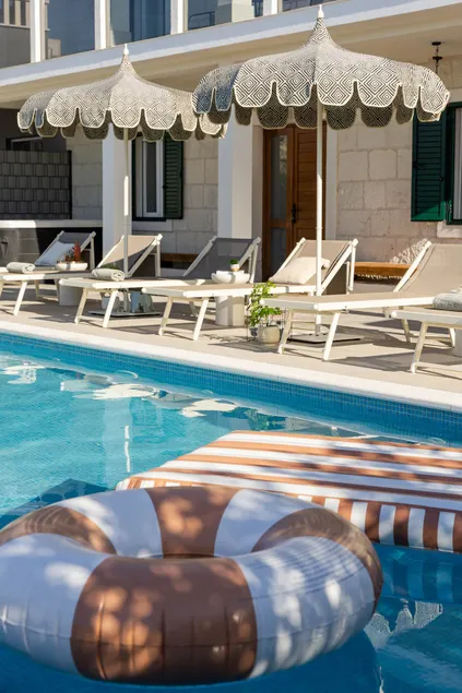 Newly renovated luxury villa with pool and view - Image 1