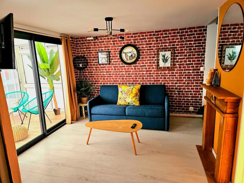 Ideally located near downtown Barbât beaches. - Image 1
