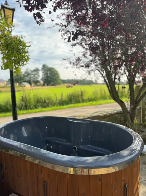 Luxurious eco-accommodation with wood fired hottub - Image 1