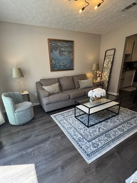 Unit 8- Downtown-Discounted No Parking Included - Image 1