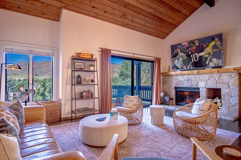 Panoramic Views! Designer`s Condo on Golf Course w/Resort Amenities - Image 1