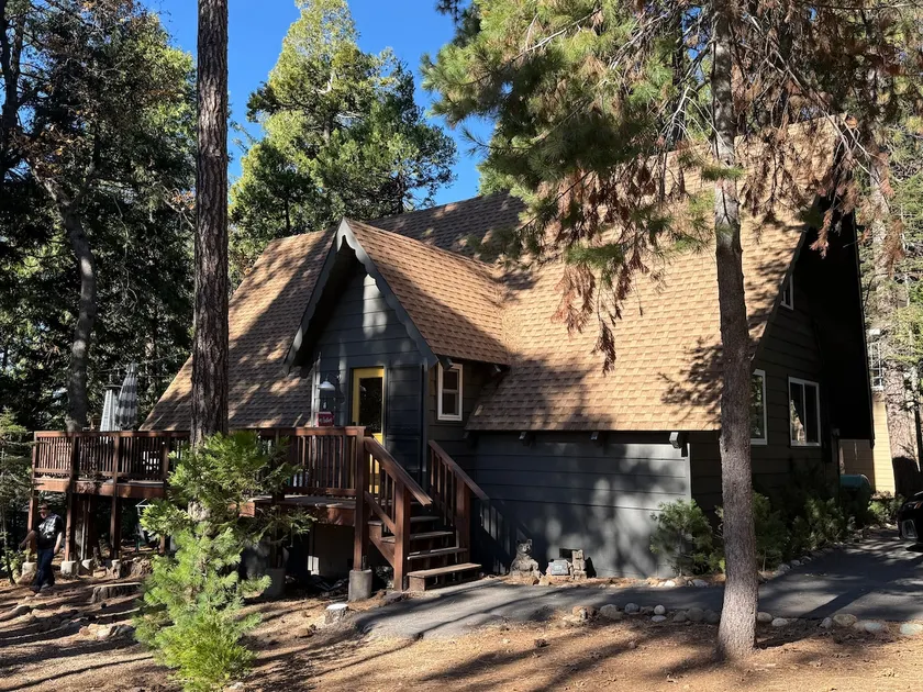 •DeanerDen• Cutie A-Frame•NEW Carpet• Dogs OK - Image 1