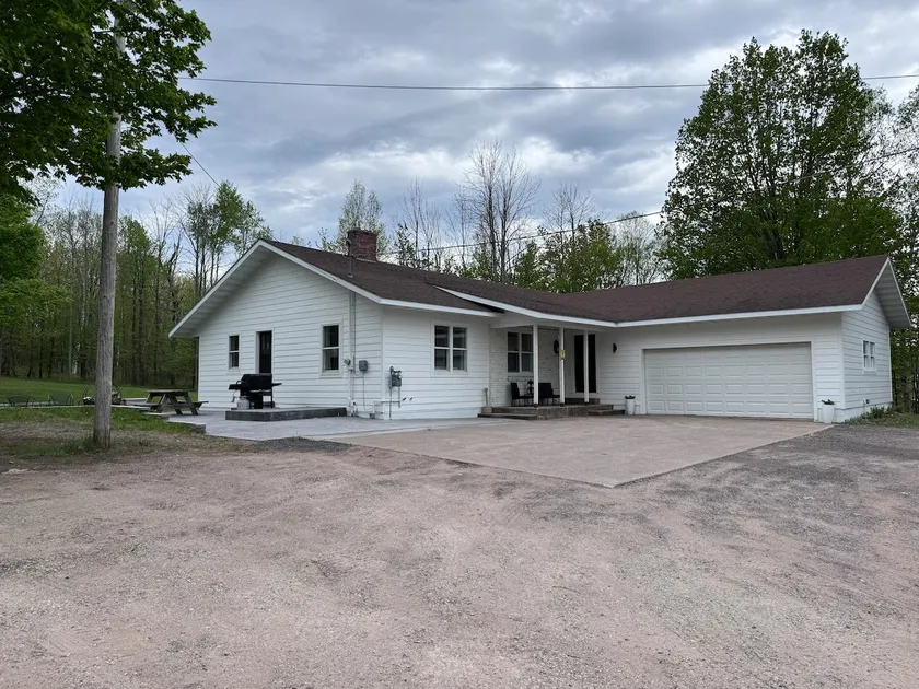 NEW LOOK! Prime Location for your Houghton Stay! - Image 1