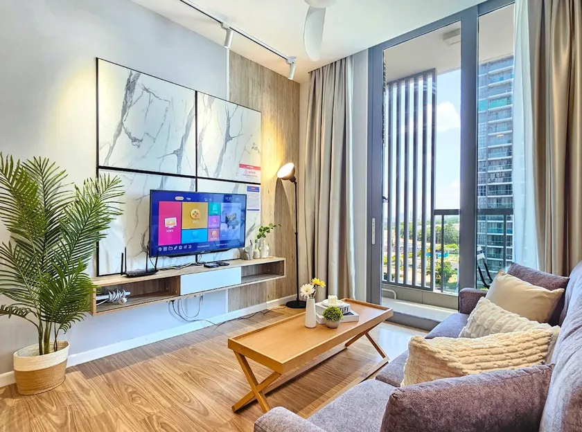 Cyberjaya 3BR Homestay Balcony with Pool View & Near to MMU - Image 1