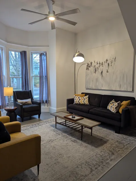 DOWNTOWN 2 bdrm, 2.5 bath renovated historic home - Image 1