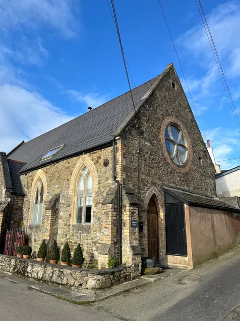 Quirky, comfortable, converted Chapel - Image 1