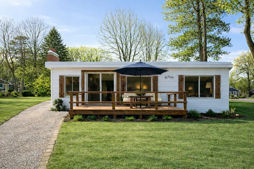 Bluebird Cottage on Silver Lake near Letchworth State Park Entrance - Image 1