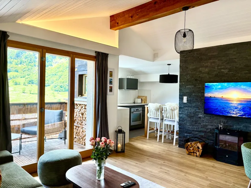 Elegantly renewed apartment with stunning views - Image 1