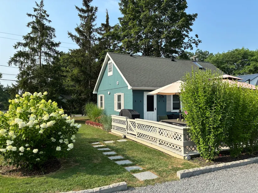Renovated cottage with lake access & yard - Image 1