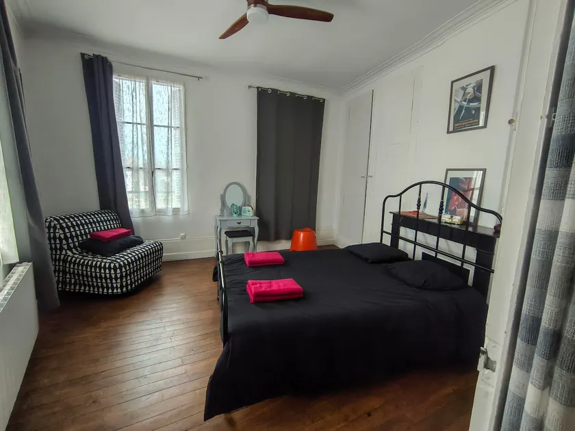 rated 3* atypical renovated with chic vintage decor. - Image 1