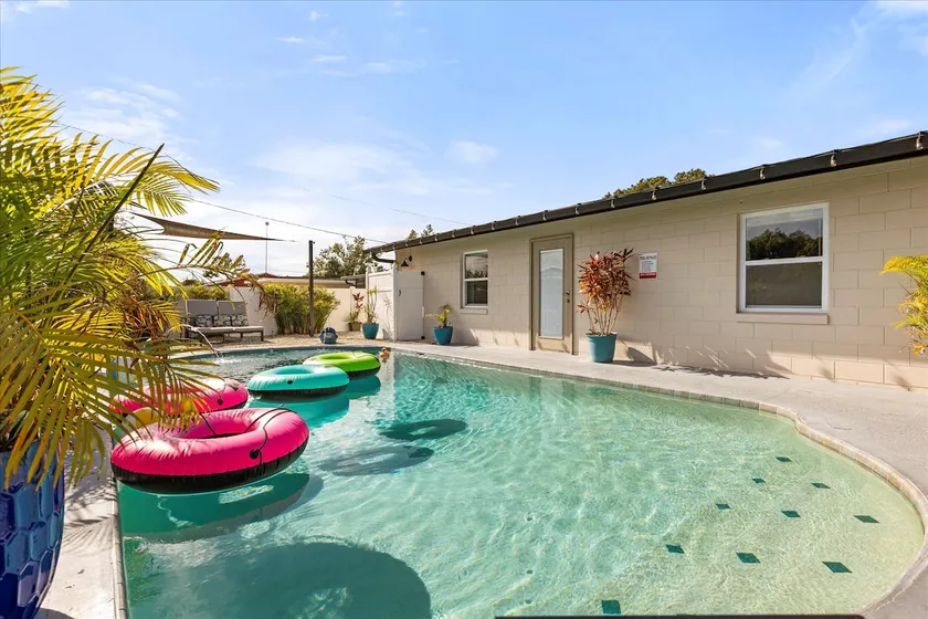 Oasis comfy Suite #1 Location~Heated pool~4 Guests - Image 1
