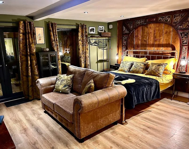 Luxurious & unique coastal haven - Image 1