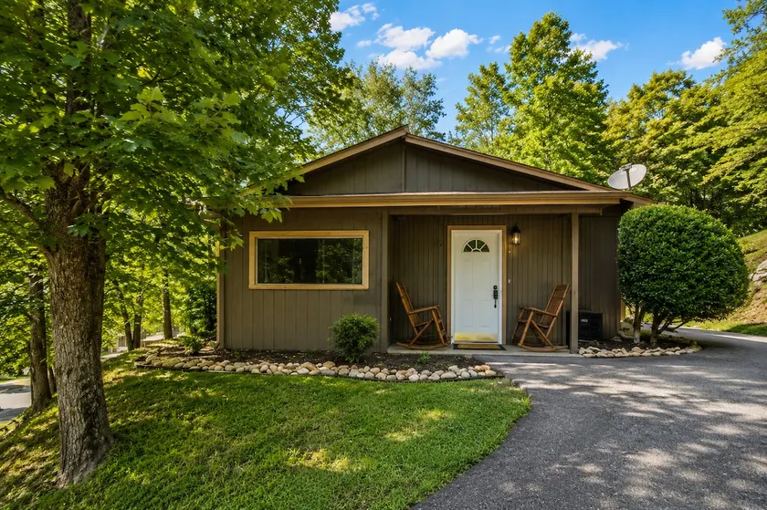 Pigeon Forge Home | Dollywood | Island | Pets OK - Image 1