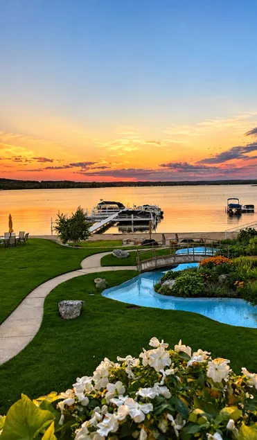 Cozy Lakefront Condo With Beach + Dock + 2 Kayaks - Image 1