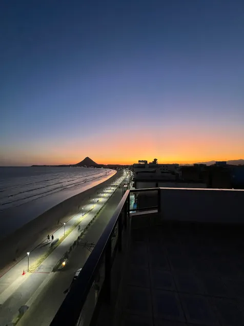 Beachfront penthouse in Piúma - Image 1