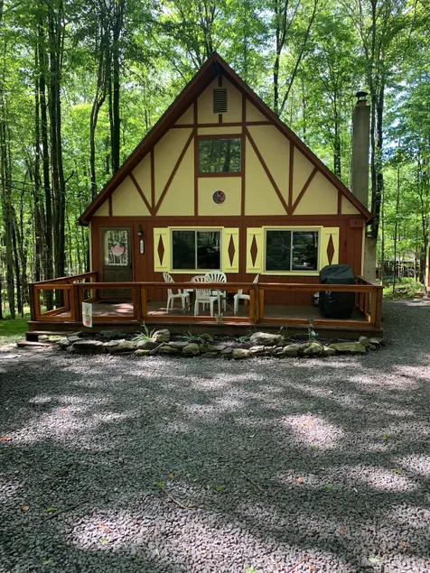 Hidden Chalet - Cozy Fall Escape in Arrowhead Lake - Poconos Getaway - Image 1