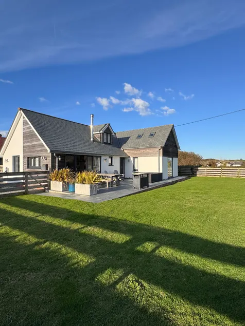 Modern 4 bed Beach House - 4 minutes walk to beach - Image 1