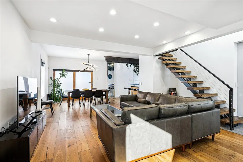 5-Star 5BR Home + Gym & 11AM Checkout! - Image 1