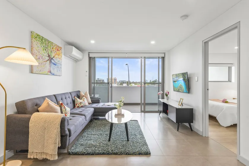 Beautiful Home close to Shopping Mall and Train Hornsby - Image 1