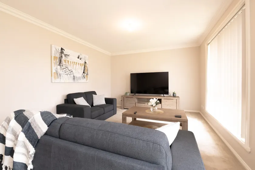 Wonderful Windred - Quiet & Homely, 4 Smart TVs - Image 1