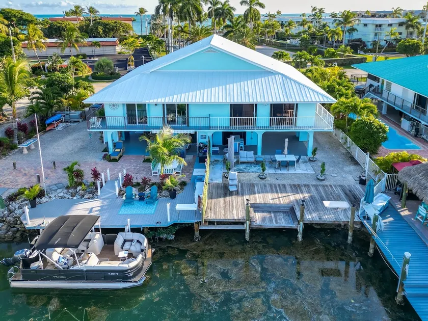 Rose All Day updated 2bed/2bath half duplex in Kcb with dockage & Cabana Club access - Image 1