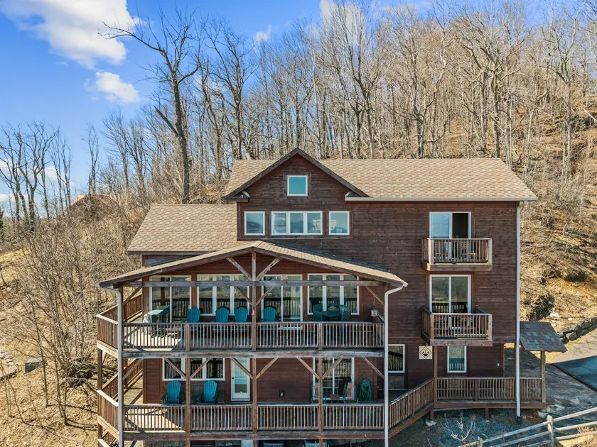 Treetop Terrace, West Jefferson amazing VIEWS - Image 1