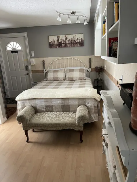 Chic Suite Studio Apartment - Image 1