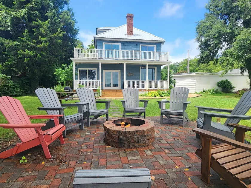 Beautiful, serene waterfront property - Image 1