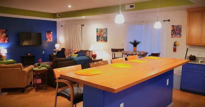 Blue Door Loft•The best stay in town!•2 King Beds! - Image 1