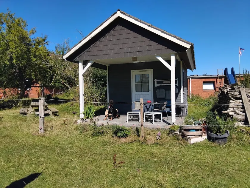 Guest house with paddock view - Image 1