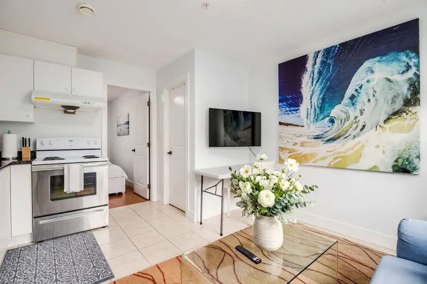 Luxury 1-Bedroom Suite in Vancouver - Image 1