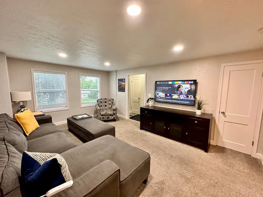 Upper East Villa-by Sanford,MidcoAqu.&CountryClub - Image 1