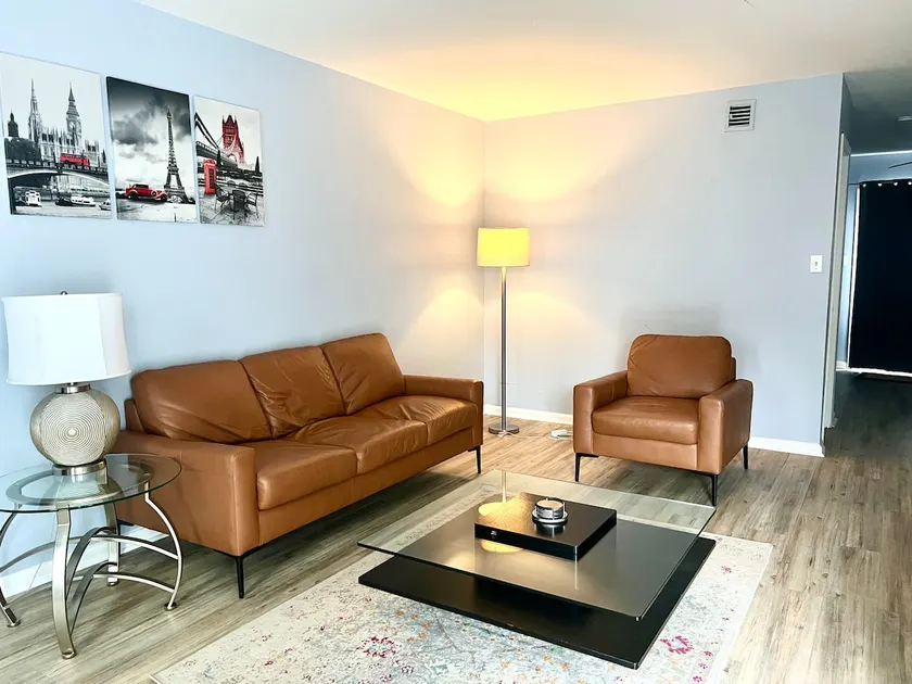2B/1.5B townhome cls to HPU/FRN Mkt Wth King bed - Image 1
