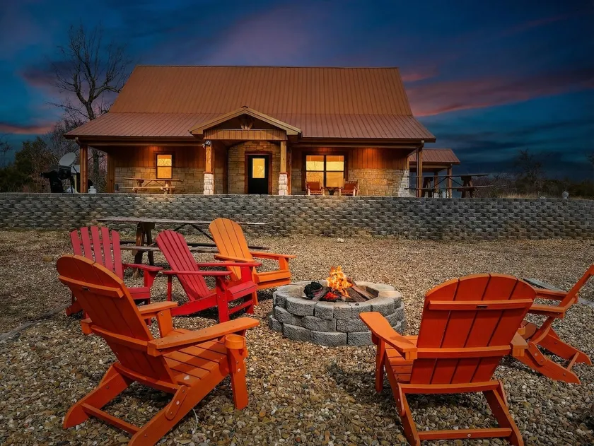 Luxury Cabin near the Talimena Drive with Fishing - Image 1
