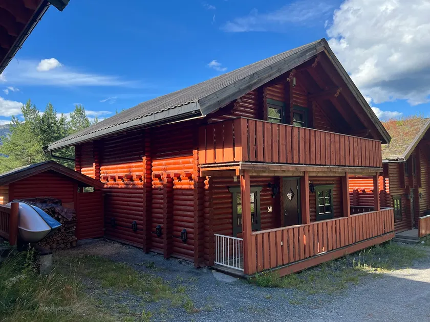 Cozy vacation home with views of mountains & lakes; in the middle of ski area - Image 1