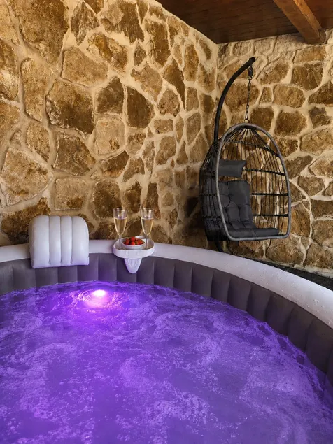 House with a jacuzzi and pool for 6 guests - Image 1