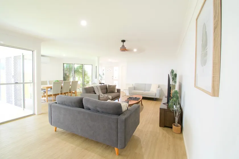 Relax At Alex | Modern Beach Retreat, 400m to Sand - Image 1