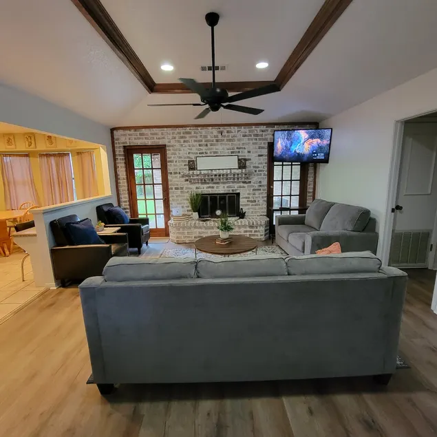 Pet friendly, no pet fees. 3bedrooms/2 full baths - Image 1