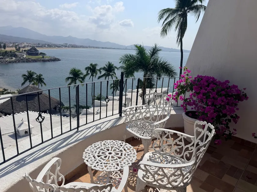 Apartment with an ocean view, beach, and restaurant - Image 1