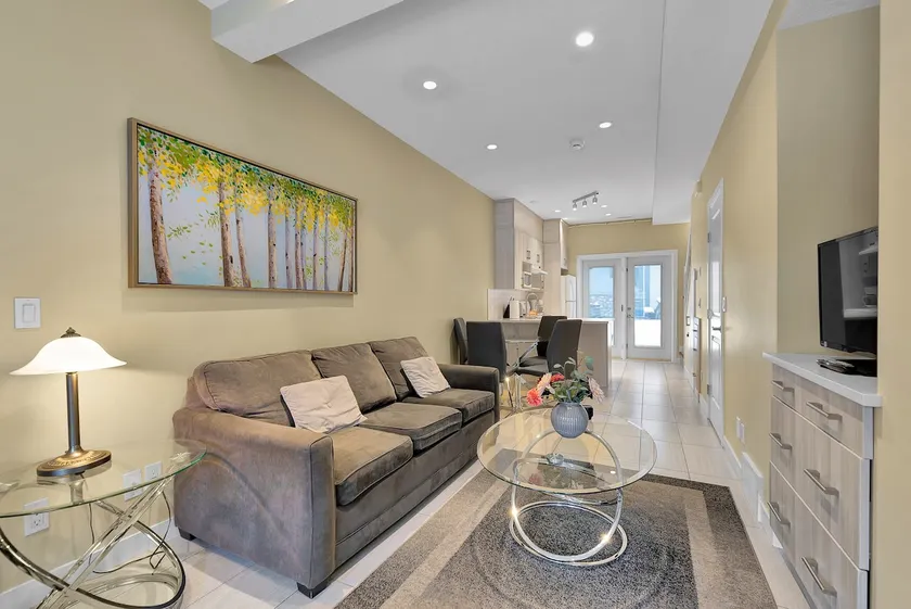 B243- Townhouse near Banff gate, Free parking - Image 1