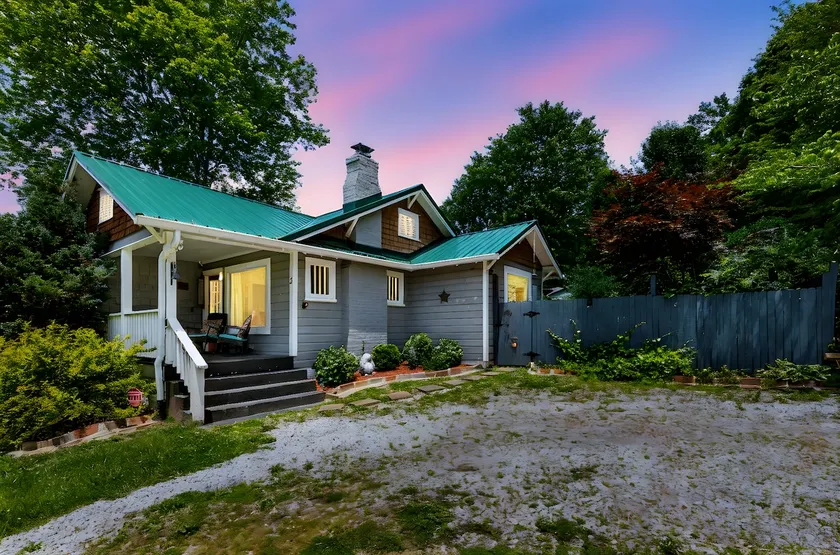 Candyland Cottage - New Hot Tub & No Pet Fees - Image 1