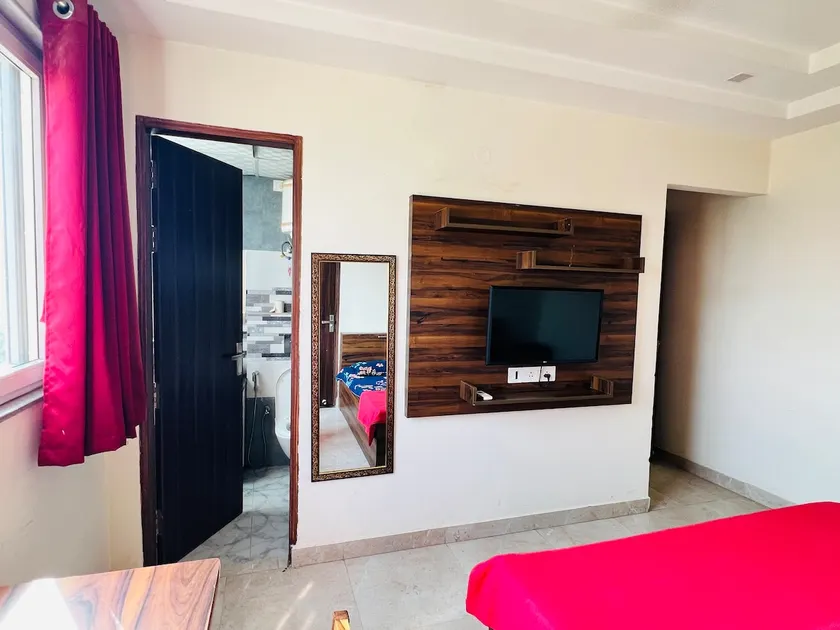 Entire 1 BHK near Golf Course Road - Image 1