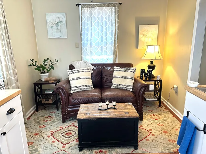 Cozy Midtown Carriage House | Safe & Convenient - Image 1