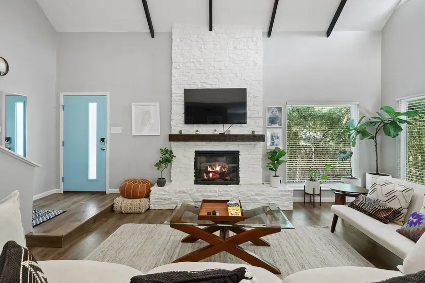 Beautiful Bungalow with HOT TUB! Clean & Cozy - Image 1