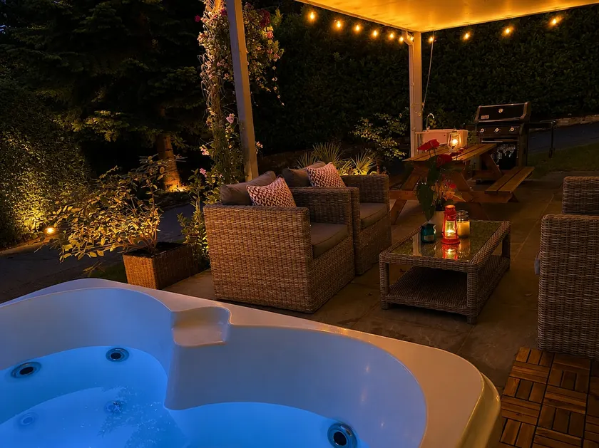 Cosy Couples Hideaway with Hot Tub - Image 1