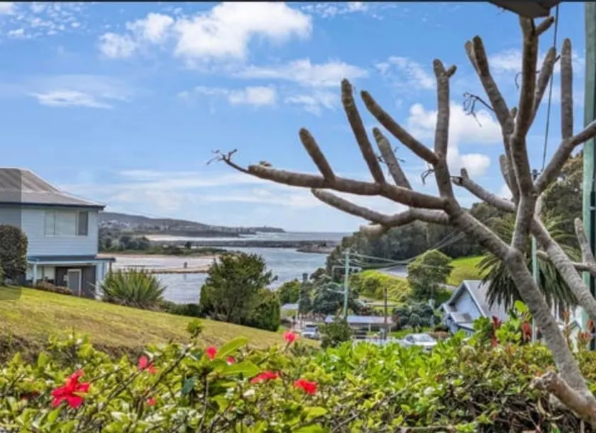 Open House in Narooma. Up to 5 Guests. 2 Bathrooms - Image 1