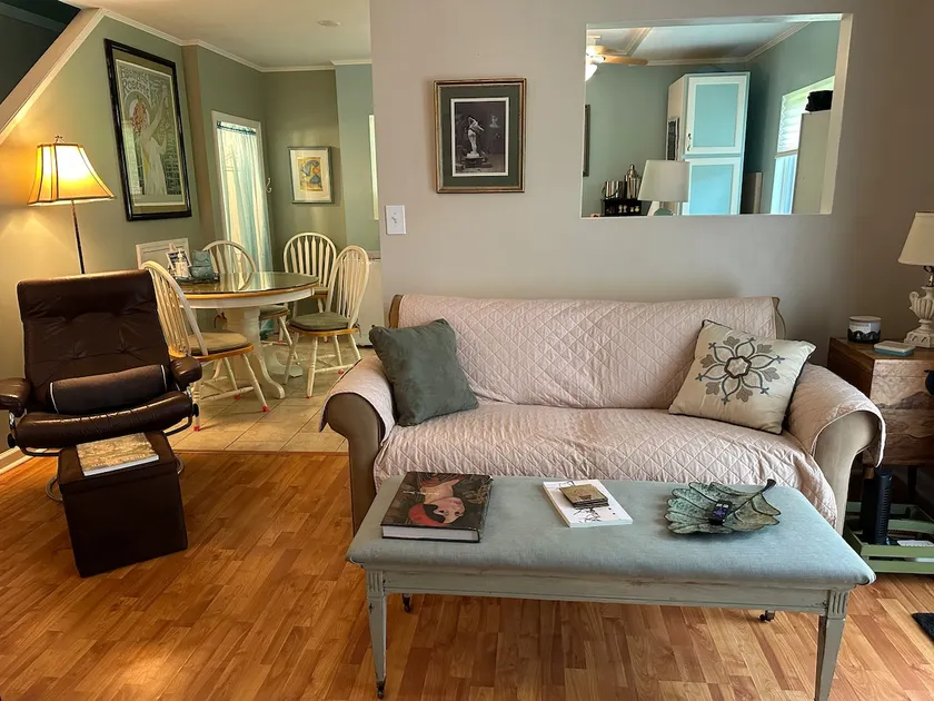 Pet-Friendly Backyard Studio Retreat - Image 1